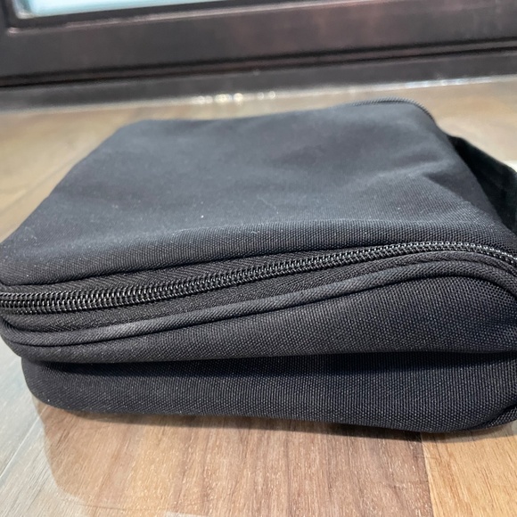 Excellent Condition Hanging Travel Toiletry Bag - Picture 12 of 13